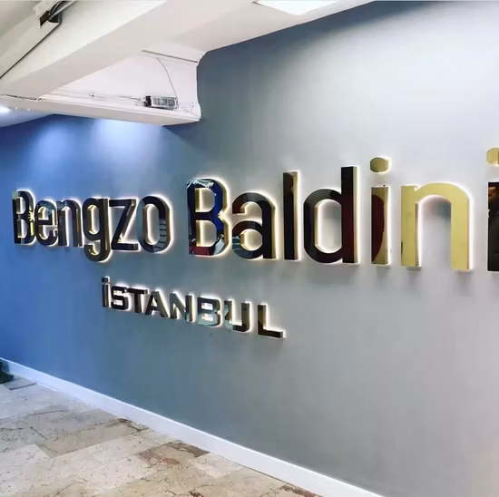 引き出しが2つ付いた白いサイドファイリングキャビネット。 スチール製ファイリング キャビネット、引き出し 2 つ、米国レター サイズの後期ファイリング キャビネット