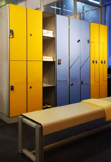 木目調仕上げとデジタルロックを備えた最先端のシングルドア更衣室